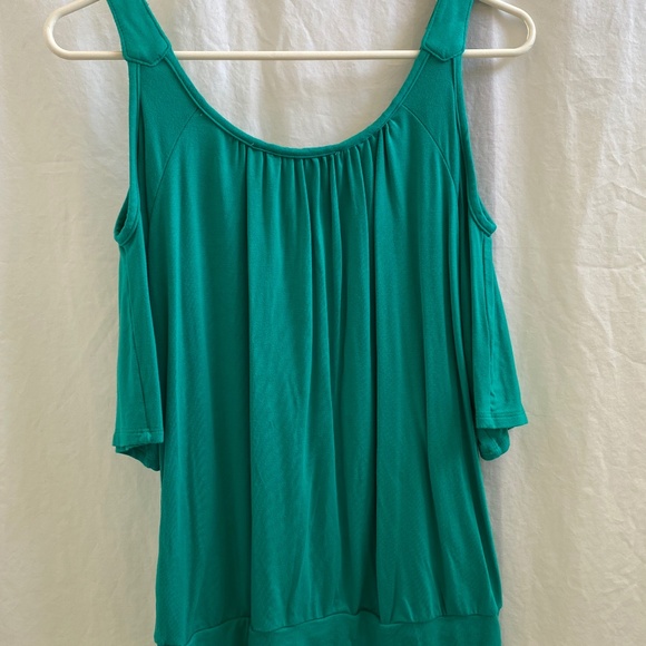 Women's Top Cold-Shoulder  Size: Medium - Picture 3 of 7